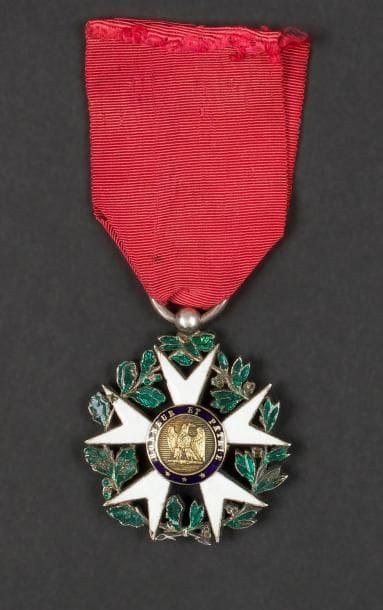 FRANCE
ORDRE DE LA LÉGION D’HONNEUR, institué en 1802.
étoile de chevalier du 1er type en argent, or et émail (petits accidents et restauration aux feuillages et aux pointes).
Hauteur : 4,3 cm - Poids brut : 18 g
B.
