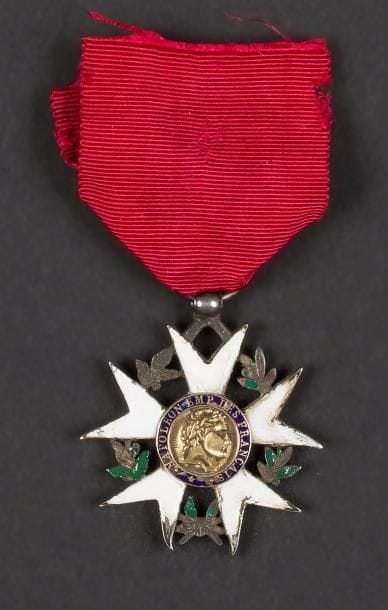 FRANCE
ORDRE DE LA LÉGION D’HONNEUR, institué en 1802.
étoile de chevalier du 1er type, à grosse tête en argent, or et émail (petits accidents et éclats).
Hauteur : 3,8 cm - Poids brut : 15 g
T.B.