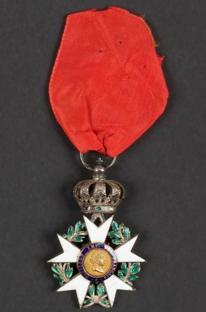 FRANCE
ORDRE DE LA LÉGION D’HONNEUR, institué en 1802.
étoile de chevalier du 3e type. Centre à petite tête.
Or, argent, émail (petit éclat au feuillage), ruban (postérieur).
Hauteur : 5,5 cm – Poids brut : 16,9 g
T.T.B.