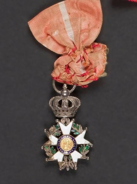 FRANCE
ORDRE DE LA LÉGION D’HONNEUR, institué en 1802.
étoile de chevalier d’époque restauration, à couronne du 4e type.
Argent, or et émail (accidents et manques). Anneau cannelé, ruban ancien à liseré blanc de l’ordre du Lys
Hauteur : 4 cm - Poids brut : 4 g
A.B.