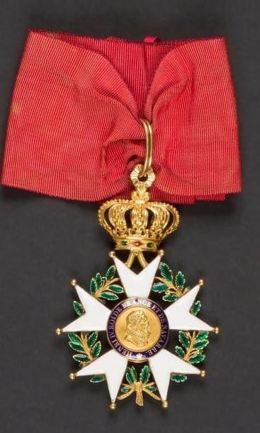 FRANCE
ORDRE DE LA LÉGION D’HONNEUR, institué en 1802.
étoile de commandeur d’époque Restauration.
Or et émail (infimes cheveux).
Poinçon tête de bélier. Cravate ancienne.
Hauteur : 8,9 cm - Poids brut : 50 g
T.T.B