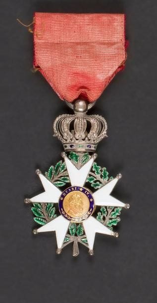 FRANCE
ORDRE DE LA LÉGION D’HONNEUR, institué en 1802.
étoile de chevalier d’époque Monarchie de Juillet.
Argent, or et émail (petits éclats) Ruban.
Hauteur : 6,4 cm - Poids brut : 22 g
T.B.