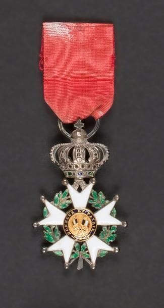 FRANCE
ORDRE DE LA LÉGION D’HONNEUR, institué en 1802.
étoile de chevalier d’époque Monarchie de Juillet, en réduction.
Argent, or et émail (un petit éclat à la légende du centre) Poinçon tête de sanglier. Ruban.
Hauteur : 4,8 cm - Poids brut : 14 g
T.B.