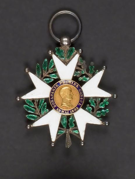 FRANCE
ORDRE DE LA LÉGION D’HONNEUR, institué en 1802.
étoile de chevalier époque IIe République.
Argent, or et émail (éclats).
Poinçon tête de sanglier.
Hauteur : 4,8 cm - Poids brut : 16 g
T.B. 