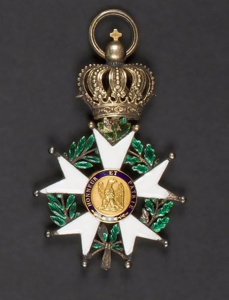 FRANCE
ORDRE DE LA LÉGION D’HONNEUR, institué en 1802.
étoile de chevalier d’époque Présidence.
Argent, or, croix de la couronne en vermeil et émail (éclats et deux boules faussées).
Hauteur : 7 cm - Poids brut : 20 g. Poinçon tête de lièvre.
B.
