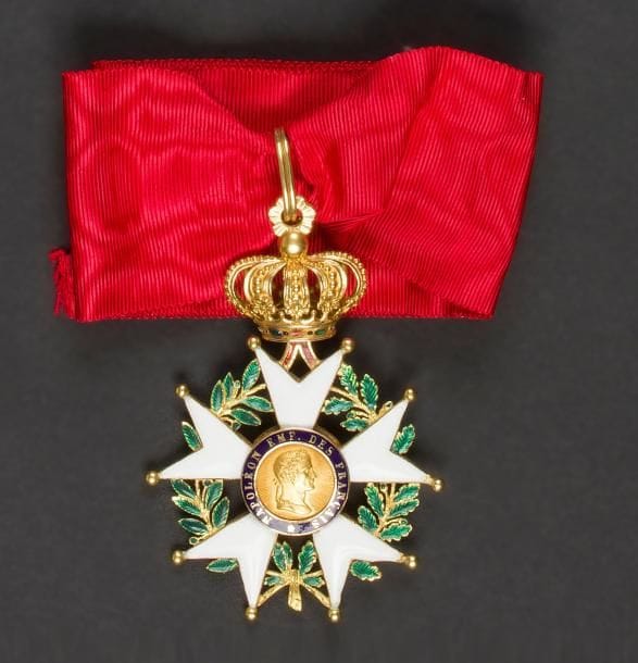 FRANCE
ORDRE DE LA LÉGION D’HONNEUR, institué en 1802.
étoile de commandeur d’époque Présidence.
Or et émail (petits éclats aux pointes). Cravate.
Poinçon tête de bélier
Hauteur : 8,5 cm - Poids brut : 44 g
T.T.B