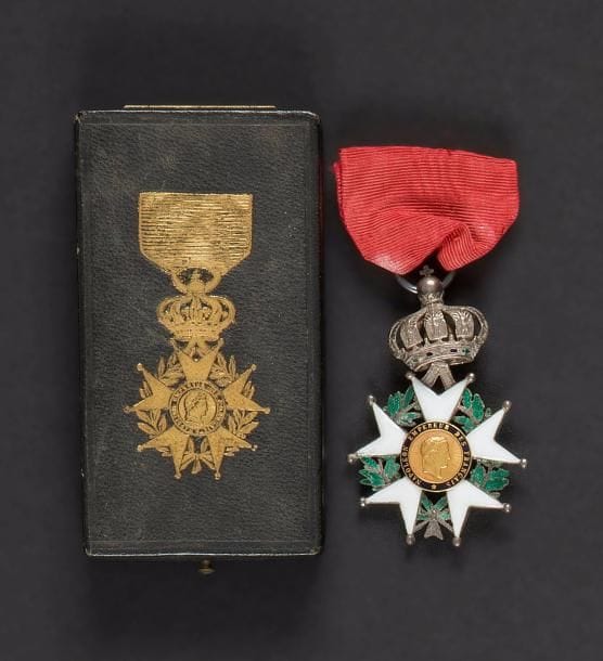 FRANCE
ORDRE DE LA LÉGION D’HONNEUR, institué en 1802.
étoile de chevalier d’époque Second Empire.
Argent, or et émail (petit éclats aux pointes).
Hauteur : 6,2 cm - Poids brut : 20 g
Poinçon tête de sanglier.
Dans sa boîte de la maison Ouizille Lemoine, frappée à l’or de la décoration de chevalier sur le couvercle.
T.T.B.