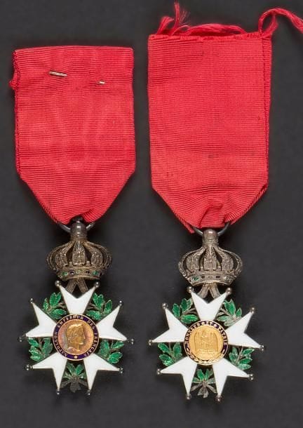 FRANCE
ORDRE DE LA LÉGION D’HONNEUR, institué en 1802.
Deux étoiles de chevalier, d’époque Second Empire.
Argent (une boule faussée), or et émail (petits éclats). Rubans.
Hauteur : 6,3 cm - Poids brut : 40 g
T.B. 