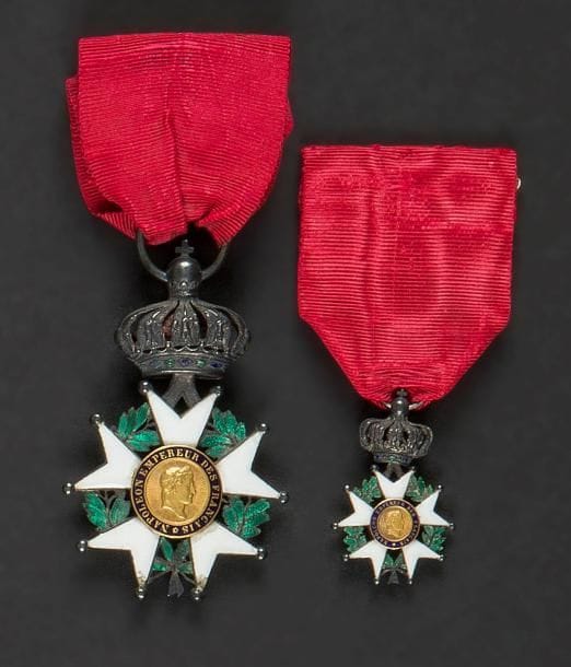 FRANCE
ORDRE DE LA LÉGION D’HONNEUR, institué en 1802.
Deux étoiles de chevalier d’époque Second Empire.
- Argent, or et émail (petits éclats aux pointes). Ruban.
Hauteur : 6,4 cm - Poids brut :25 g
T.B.
- Réduction.
Argent, or et émail. Ruban.
Hauteur : 3,4 cm - Poids brut : 6 g
SUP.


Provenance : vente des collections du Palais Princier de Monaco.