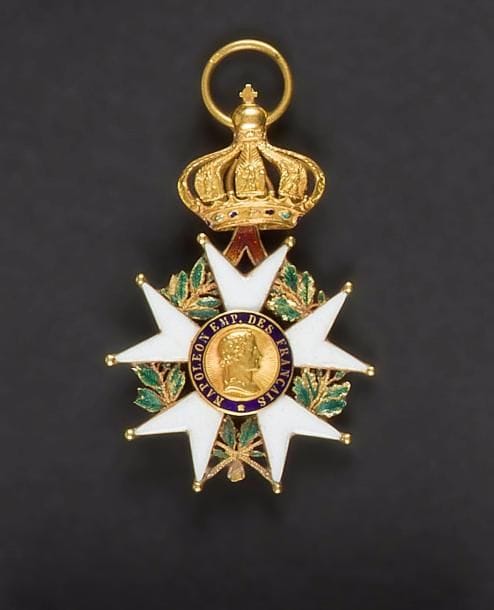 FRANCE
ORDRE DE LA LÉGION D’HONNEUR, institué en 1802.
étoile d’officier d’époque Second Empire.
Or et émail (éclats aux feuillages) Poinçon tête d’aigle.
Hauteur : 6 cm - Poids brut 18 g
T.B.