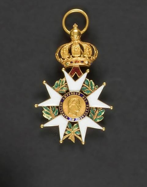 FRANCE
ORDRE DE LA LÉGION D’HONNEUR, institué en 1802.
étoile d’officier époque second Empire
Or et émail (petit éclat et cheveux).
Poinçon tête d’aigle et d’orfèvre.
Hauteur : 6,3 cm - Poids brut : 20 g
T.B.