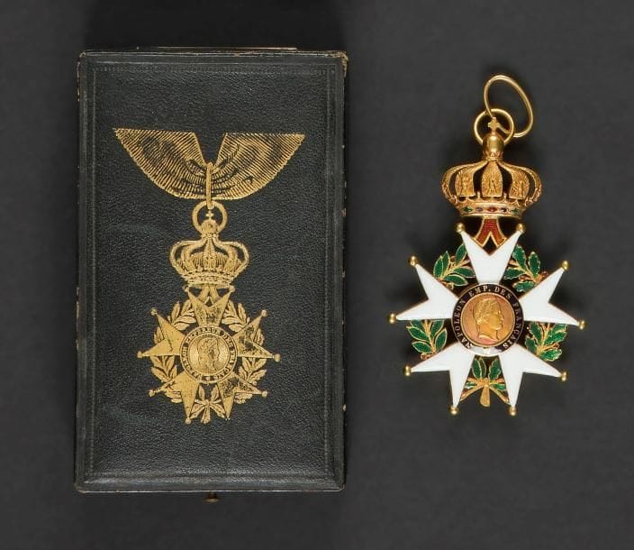 FRANCE
ORDRE DE LA LÉGION D’HONNEUR, institué en 1802.
étoile de commandeur époque second empire.
Or et émail (infimes cheveux). Poinçons tête d’aigle et d’orfèvre.
Hauteur : 8,8 cm - Poids brut : 48 g
Dans sa boîte de la maison Ouizille Lemoine, frappée à l’or de la décoration de commandeur sur le couvercle.
T.T.B. 