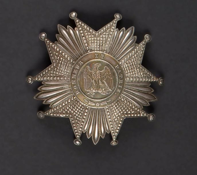 FRANCE
ORDRE DE LA LÉGION D’HONNEUR, institué en 1802.
Plaque de grand-croix d’époque Second Empire.
Argent travaillé à pointes de diamant, revers à attaches basculantes et deux crochets (un ressoudé).
Poinçon tête de sanglier.
Diamètre : 8,7 cm - Poids net : 72 g
Marque du fabricant « Ouizille Lemoine Joailliers bijoutiers de la légion d’honneur rue du bac n°1 PARIS »
T.T.B.