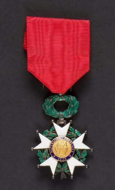 FRANCE
ORDRE DE LA LÉGION D’HONNEUR, institué en 1802.
étoile de chevalier d’époque IIIe république.
Argent, or et émail. Poinçon au cygne. Ruban.
Hauteur : 5,7 cm - Poids brut : 22 g
T.T.B
