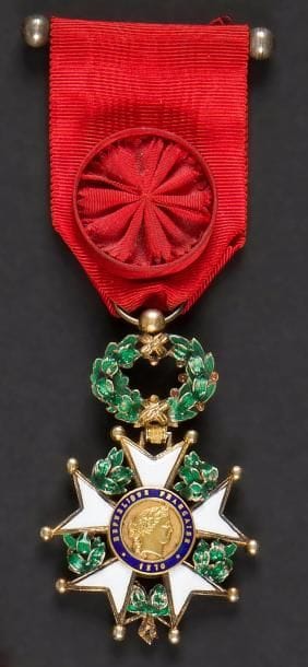 FRANCE
ORDRE DE LA LÉGION D’HONNEUR, institué en 1802.
étoile d’officier d’époque IIIe République. Modèle de luxe, bombé à filets et feuillages en relief.
Vermeil, or et email (petits accidents aux feuillages) ruban à rosette. Poinçon tête de sanglier.
T.T.B.