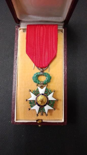 FRANCE
ORDRE DE LA LÉGION D’HONNEUR, institué en 1802.
étoile de chevalier de la légion d’honneur, époque IIIe République.
Argent, or et émail. Poinçon de la monnaie.
Hauteur : 5,7 cm - Poids brut : 26 g
Dans son écrin
SUP.