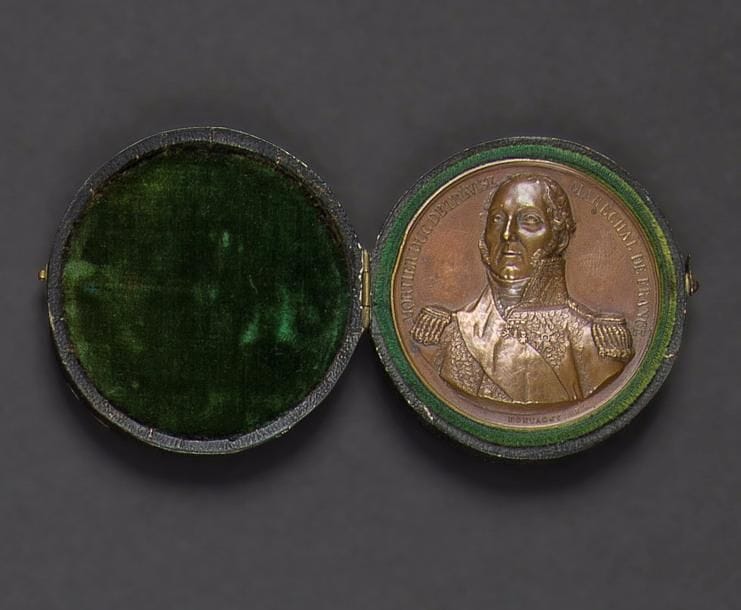 « Mortier duc de Trévise, maréchal de France, mort le 28 juillet 1835 victime de l’assassinat tenté sur le roi ».
Médaille par Montagny au portrait au fort relief du maréchal.
En bronze patiné. Dans son écrin recouvert de papier façon maroquin et gainé de velours vert.
Diamètre : 5 cm
B.E. (Petit coup sur la médaille) 