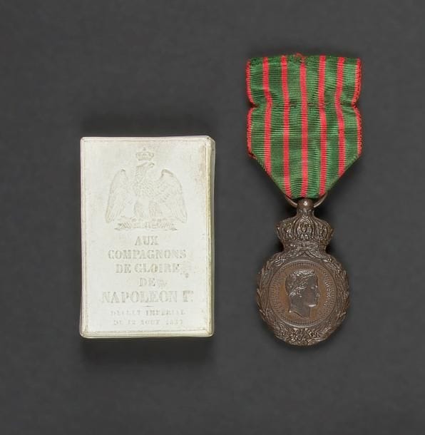 FRANCE
MÉDAILLE DE SAINTE-HÉLÈNE, créée en 1857.
En bronze patiné. Ruban.
Avec sa boîte en carton gaufré.
SUP. 