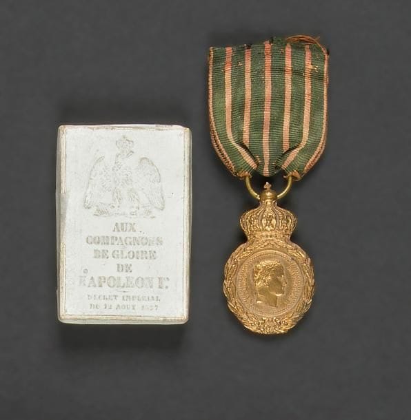 FRANCE
MÉDAILLE DE SAINTE-HÉLÈNE, créée en 1857.
En bronze doré, ruban d’époque.
Hauteur : 5 cm
Avec sa boîte en carton gaufré (accidentée).
T.T.B. 

Provenance : vente des collections du Palais Princier de Monaco.