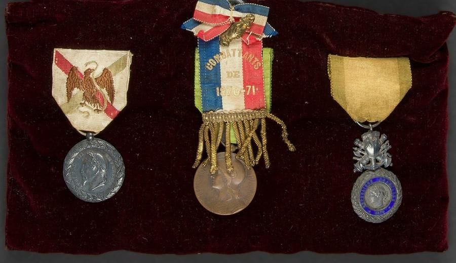FRANCE
Trois médailles :
- Médaille du Mexique par Barre. Argent. Ruban tissé.
- Médaille commémorative 1870-1871. Bronze. Ruban.
- Médaille militaire IIIe République. Argent et émail (éclats). Ruban.
- Ruban des combattants de 1870-1871.
T.T.B.