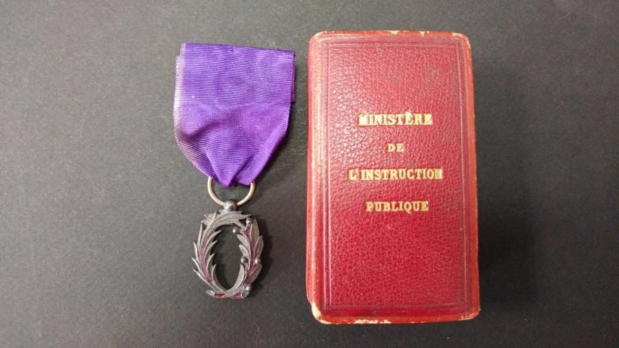 FRANCE
ORDRE DES PALMES ACADÉMIQUES
Insigne de chevalier.
Argent et émail (éclats). Ruban.
Hauteur : 3,4 cm - Poids brut 10 g
Dans un écrin.
T.B. 

Provenance : vente des collections du Palais Princier de Monaco.