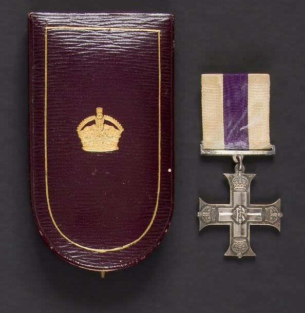 GRANDE-BRETAGNE
MILITARY CROSS, créé en 1914.
En argent. Ruban à épingle basculante.
Hauteur : 4,2 cm - Poids brut : 26 g
Dans son écrin recouvert de papier façon maroquin mauve, frappé de la couronne britannique.
SUP. Règne de Georges V.
Cette décoration fut attribuée à un récipiendaire français durant la guerre 14 / 18.