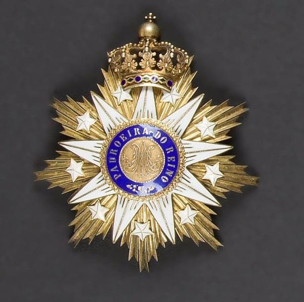 PORTUGAL
ORDRE DE VILA VICOSA, créé en 1819.
Plaque de grand-croix.
Belle fabrication en vermeil et émail. Revers à double attache basculante. Marque de la Maison Da Costa à Lisbonne. Poinçon à la croix de St Jacques.
Diamètre : 7,5 cm - Poids brut : 58 g
SUP.