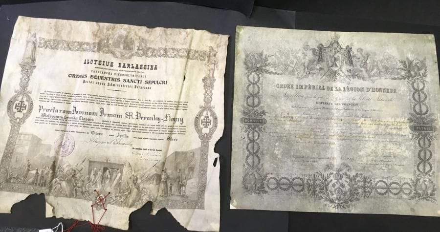 VATICAN - FRANCE
Deux brevets :
- Chevalier de la Légion d’honneur, sur vélin, au
nom du brigadier Tabey au 1er escadron du train
d’artillerie.
- Ordre équestre du Saint-Sépulcre sur vélin.
Avec cachet de cire verte. Dans son étui en
laiton. Au nom de de VANCAY FOQNY.
Datés du 8 avril 1888.
(Manques).