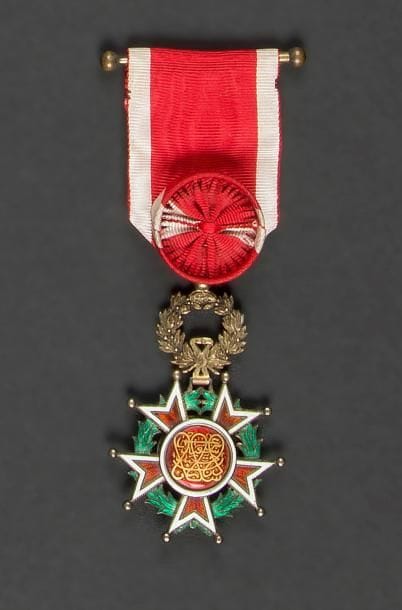ZANZIBAR
ORDRE DE L’ÉTOILE BRILLANTE, créé en 1875.
étoile d’officier au monogramme du sultan Ali Ben Said (1890- 1893) en vermeil et émail. Ruban à rosette. Poinçon tête de sanglier.
Hauteur : 6,4 cm - Poids brut : 28 g
SUP.