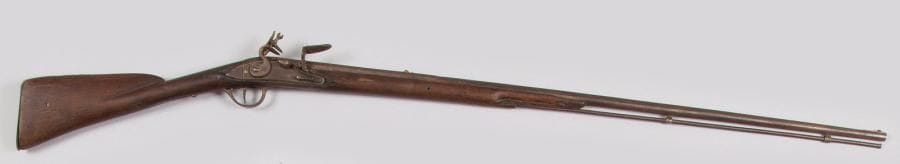 Petit fusil à silex d’enfant.
Canon rond, à pans au tonnerre. Platine et chien à corps plat. Pontet en fer (ancien mais postérieur) et garnitures en laiton gravé. Crosse en noyer (accidents au fût). Baguettes en fer.
A.B.E. Vers 1760-1780.