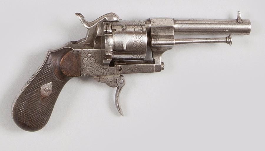 Revolver à broche, six coups, calibre 7 mm.
Canon rond, à pans au tonnerre. Carcasse et barillet gravés. Détente pliante. Plaquettes de crosse en noyer quadrillé.
A.B.E. (Petites piqûres). Vers 1870. 