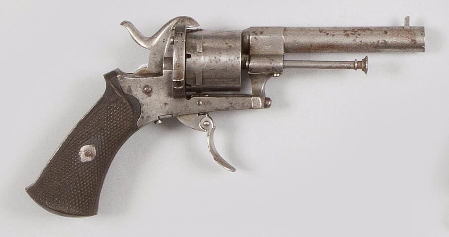 Revolver à broche, six coups, calibre 7 mm.
Canon rond, détente pliante.
A.B.E. (Petites piqûres). Vers 1870. 