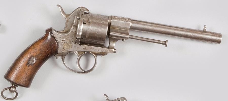 Revolver à broche Lefaucheux, six coups, calibre 12 mm.
Canon rond à pans au tonnerre, frappé « INVENTION LEFAUCHEUX ». Carcasse ouverte et barillet gravé. Plaquettes de crosse en noyer. Baguette en fer.
A.B.E. (Accident au ressort de détente). Vers 1870. 