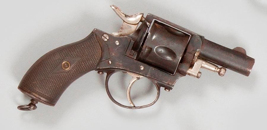 Revolver Bulldog, cinq coups, calibre 380, double action.
Canon rond, barillet cannelé. Chien, détente et baguette nickelés.
Plaquettes de crosse quadrillées.
A.B.E. Vers 1880. 