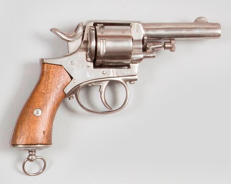 Revolver Bulldog, six coups, calibre 410.
Canon rond, carcasse fermée. Plaquettes de crosse en noyer. Baguette en fer.
A.B.E. Vers 1880. 