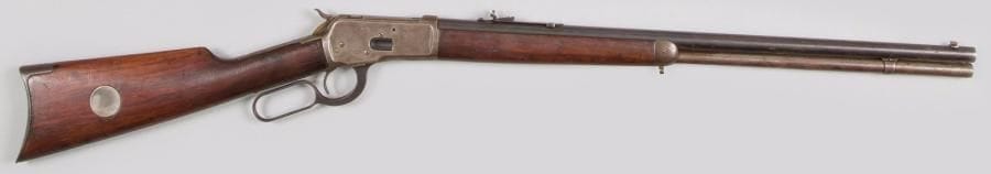 Carabine Winchester modèle 1892 calibre 44 W.C.F.
Crosse en noyer avec pastille incrustée.
Longueur totale : 105 cm
Catégorie C à déclarer. 