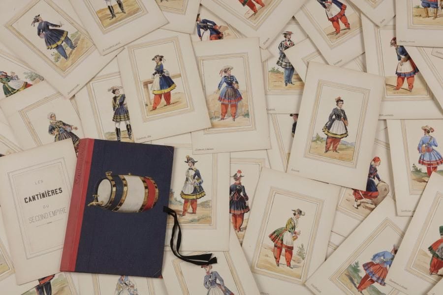 Henri FEIST. École française du XXe siècle.
« Les cantinières du Second Empire. »
Ensemble de 36 planches au crayon, aquarellées et gouachées, avec dénominations des unités.
25 x 16 cm
Dans son cartonnage décoré d’un tonneau de cantinière.
B.E.