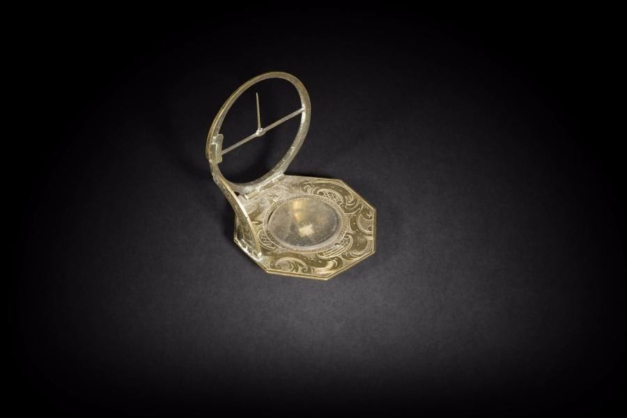 Cadran solaire équinoxial. Platine octogonale en laiton gravé avec arc de latitude et anneau horaire.
Diamètre : 5 cm
B.E. XVIIIe siècle. 