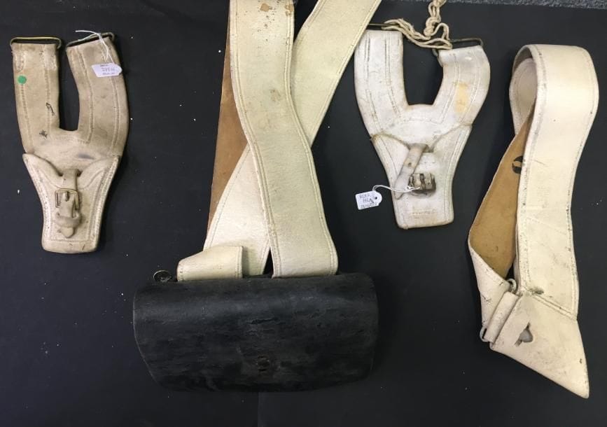 Lot d’équipements :
Une giberne en cuir noir sans motif. Bandoulière coupée. E.M.
Deux portes-baïonnettes en buffle blanchi. B.E.
Un porte-sabre briquet en buffle blanchi. B.E.
XIXe siècle.