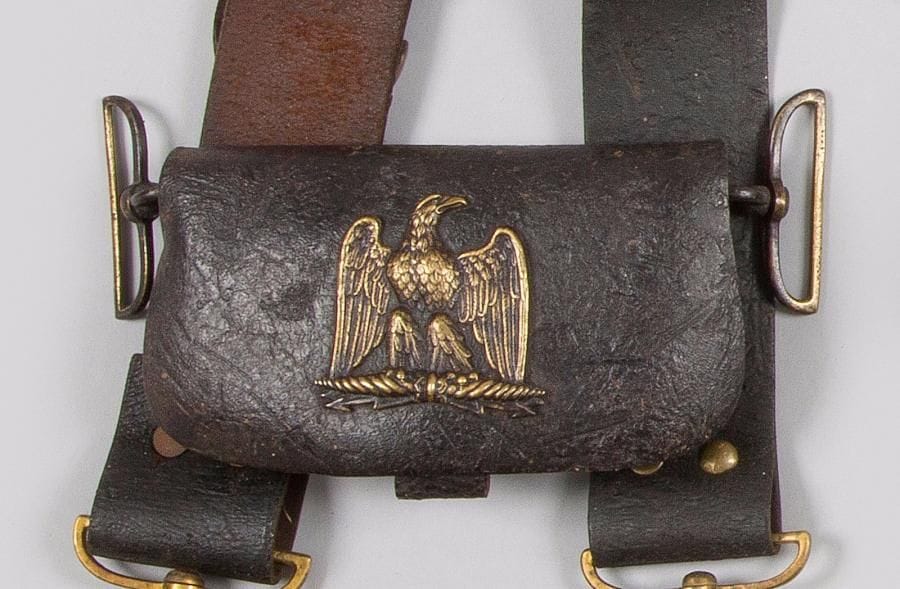 Giberne d’officier de cavalerie légère petite tenue.
En cuir noir. Motif à l’aigle en laiton repoussé.
B.E. Époque Second Empire. 

Provenance : vente des collections du Palais Princier de Monaco.