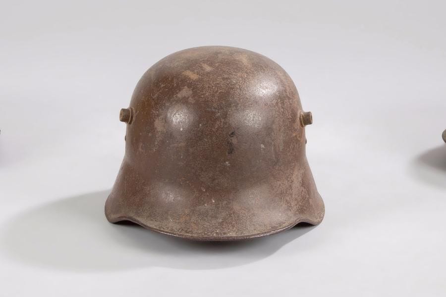 HONGRIE
Casque hongrois modèle 17, extérieur avec peinture brune d’origine. Sans coiffe ni jugulaire.