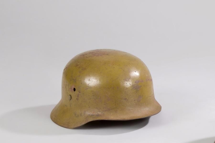 HONGRIE
Casque modèle 35-38 hongrois, peinture kaki d’origine.
Avec reste de coiffe et jugulaire.