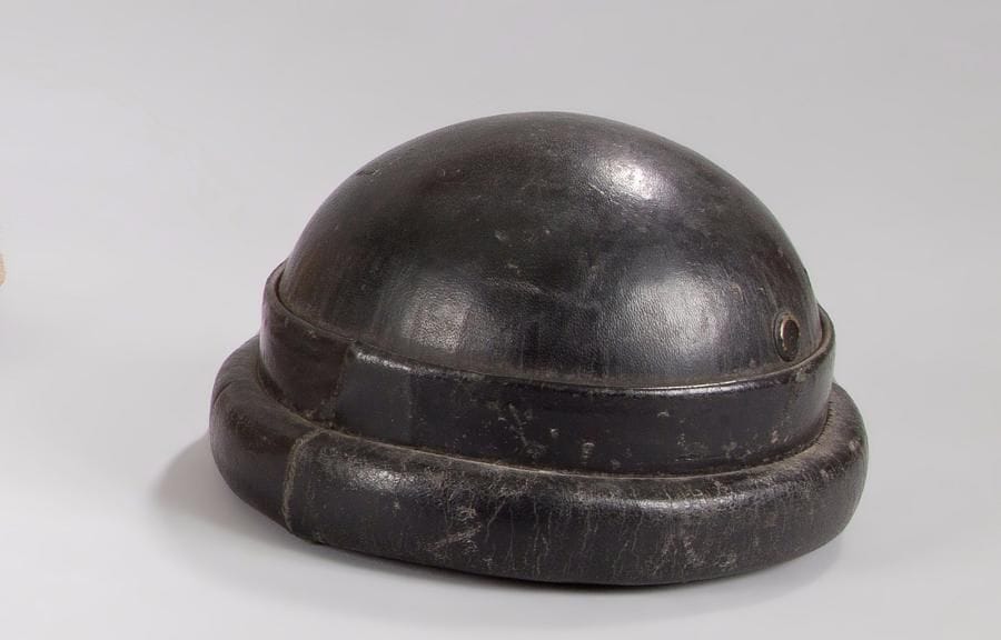 ITALIE
Casque cuir, tankiste italien modèle 35.
Cuir noir, complet, sans attribut frontal.
