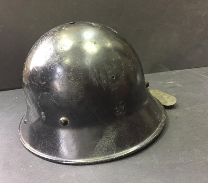 TCHÉCOSLOVAQUIE
Casque VZ 29 tchécoslovaque, luftschutz, noir, sans cimier, autrement complet.
