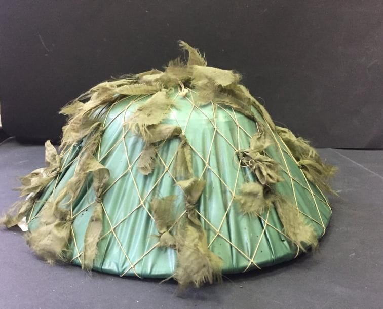 VIETNAM
Casque de bo doi vietnamien en latanier, camouflé avec une housse plastique verte (guerre du Viêt Nam).