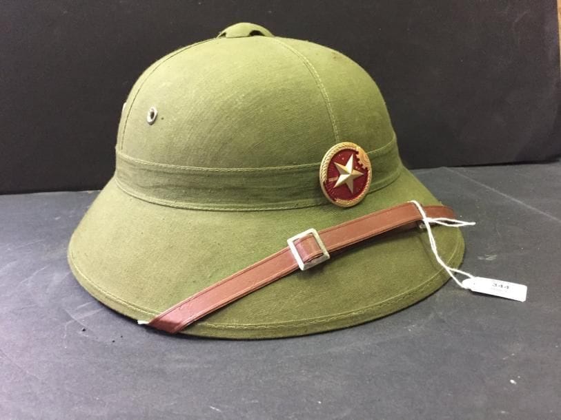 VIETNAM
Deux casques tropicaux vietnamiens de bo doi. L’un de l’armée du nord Viêt Nam, l’autre du Viêt Cong. Les deux complets avec les attributs frontaux. 