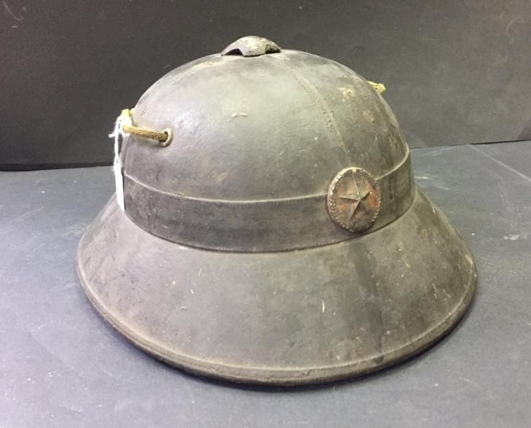 VIETNAM
Casque plastique de bo doi vietnamien. Peint en noir pour le combat de nuit. Complet avec son attribut frontal.