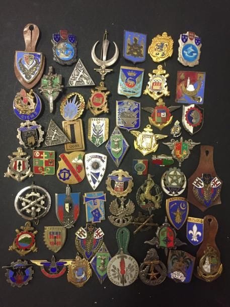 FRANCE – MATÉRIEL
Ensemble de 54 insignes du matériel, dont modèles en argent (CRALOA)
Bon état (5 à attaches cassées ).