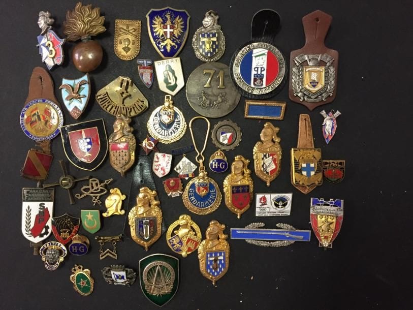 FRANCE – POLICE- GENDARMERIE et DIVERS
Ensemble de 22 insignes Police, Gendarmerie, Pompier.
On joint 24 insignes Etranger dont 3 en argent (Gendarmerie marocaine, QG des alliés en Europe, Marine H.A.P.A.G.).