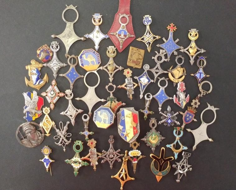 FRANCE – ARMÉE D’AFRIQUE
Lot de 45 Insignes sahariens et armée d’Afrique dont RTS Tchad, BM 10, Sud saharien, Territoires sud algérien, 11 CSM, CEMEO, 112 QG, 10 CSM, Génie Saharien, 13 CSM, 113 QG, etc…
B.E. 